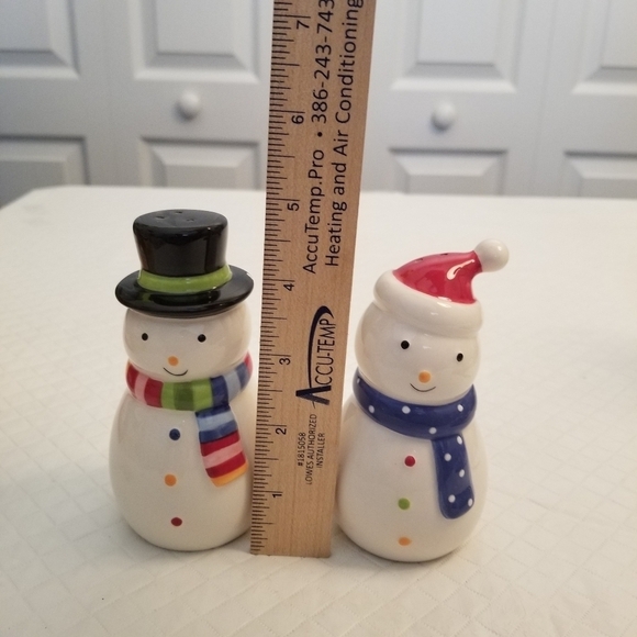 Snowman Salt & Pepper Shaker Set small chip on Snowman hat - Picture 4 of 5